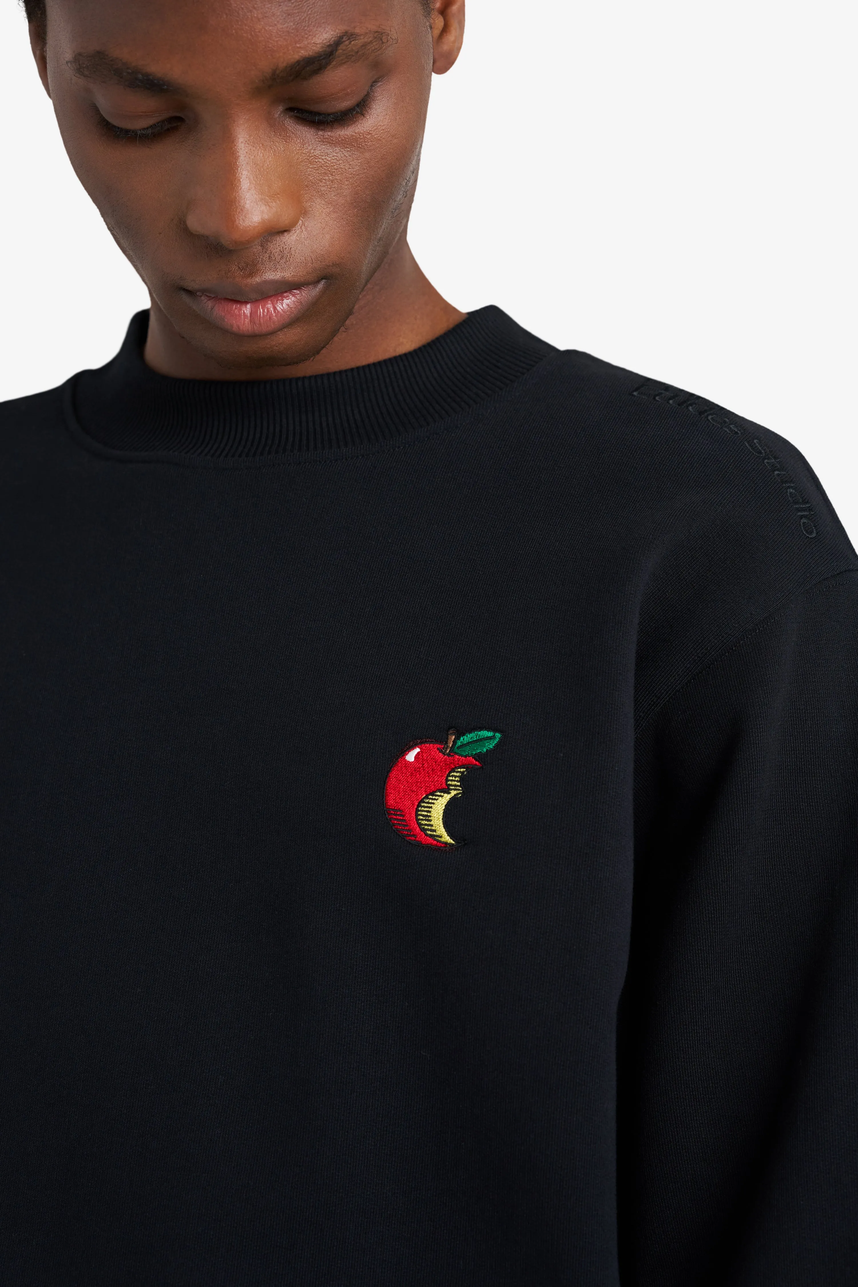 RELAX CREW NECK APPLE BLACK