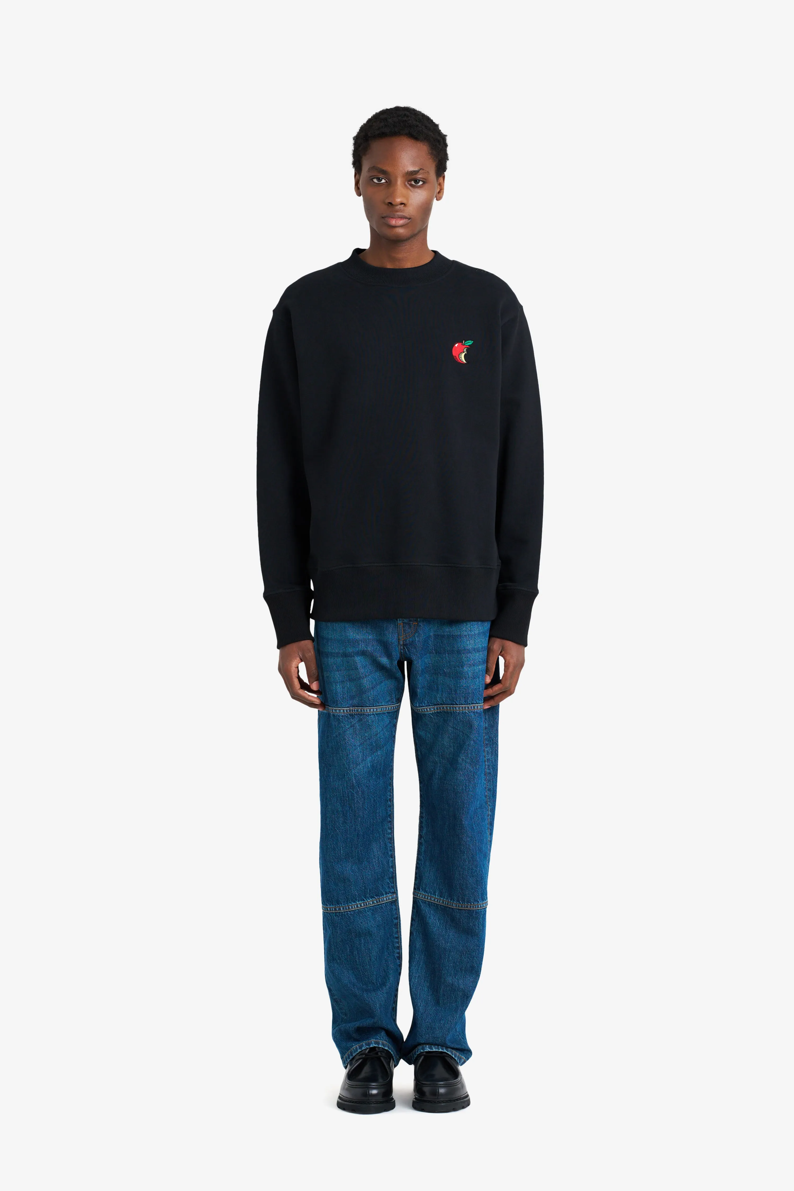 RELAX CREW NECK APPLE BLACK