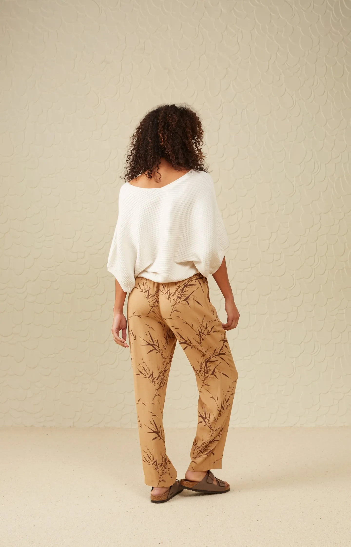 Trousers with elastic waist, side pockets and bamboo print